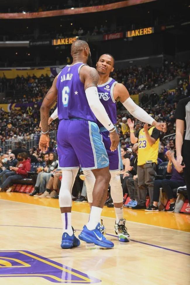 保罗生涯总助攻和抢断皆排名历史第二，仅次于斯托克顿（保罗生涯助攻与抢断双双位居历史第二，仅逊斯托克顿）