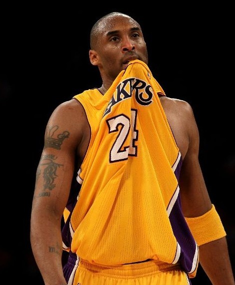 辛辛那提中场吉迪赛后与梅西交换球衣，双方握手并拥抱（梅西与辛辛那提中场吉迪赛后互换球衣，握手相拥）