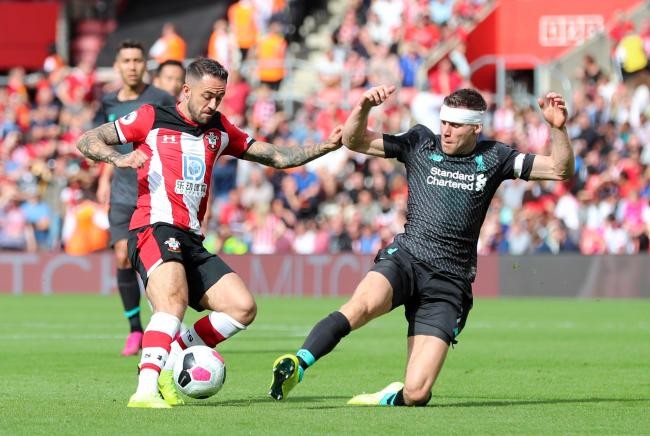 他今天像一位艺术家（他今日尽显艺术家风范）