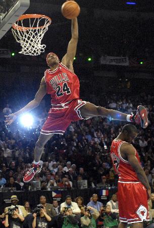 足球英超本轮最佳阵公布，新援发挥亮眼（英超本轮最佳阵容出炉，新援表现抢眼）