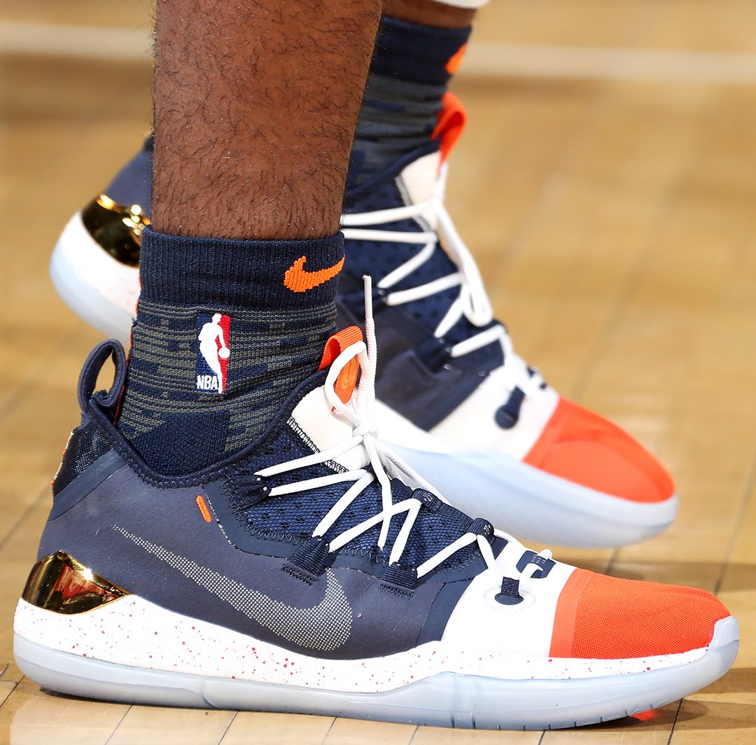 门将扑出关键点球，球迷热议（门将神扑化解点球，球迷掀起热议）