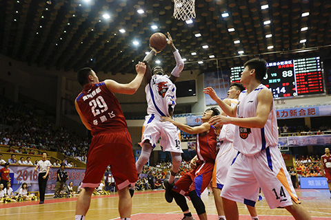 科贝记者：法兰克福球迷往巴萨球迷区投掷杂物甚至发射焰火（科贝记者称法兰克福球迷向巴萨看台投掷杂物并发射焰火）